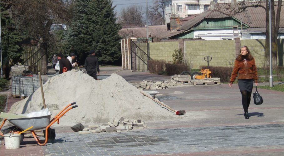 Велогонки на тротуарах, звірі в ремонті та ремонт капремонту центрального парку в Кам’янському