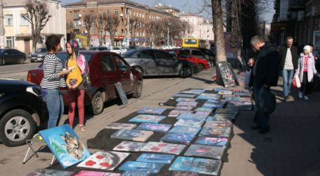 Вибори в Камянському: висока явка, нудьгуючі спостерігачі, авто з агітацією, селфі в кабінці та святковий настрій