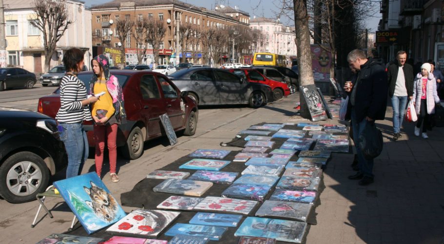Вибори в Камянському: висока явка, нудьгуючі спостерігачі, авто з агітацією, селфі в кабінці та святковий настрій