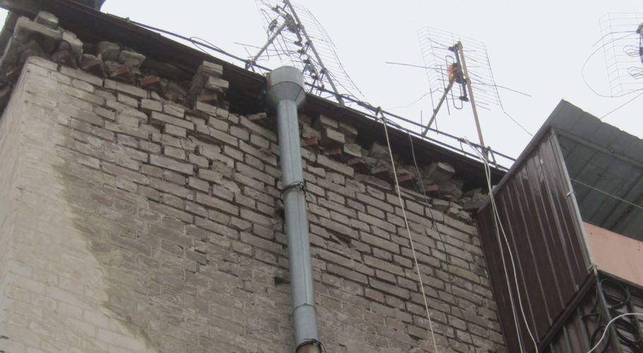 В міськраді міняють вікна, з будинку на Соцмісті падають цеглини, дерева змагаються зі злодіями, а музей міста запрошує готуватись до Великодня