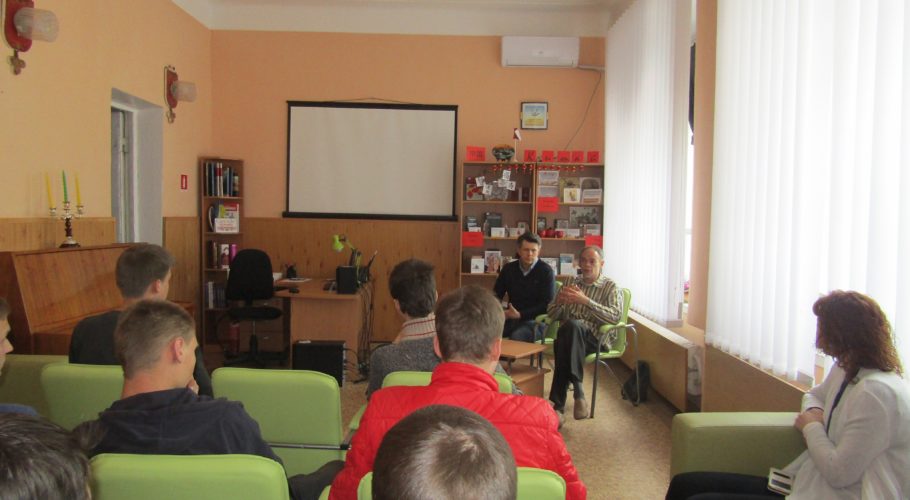 Безпечно відпочивати на природі вчились у «Школі виживання» майбутні металурги Кам’янського
