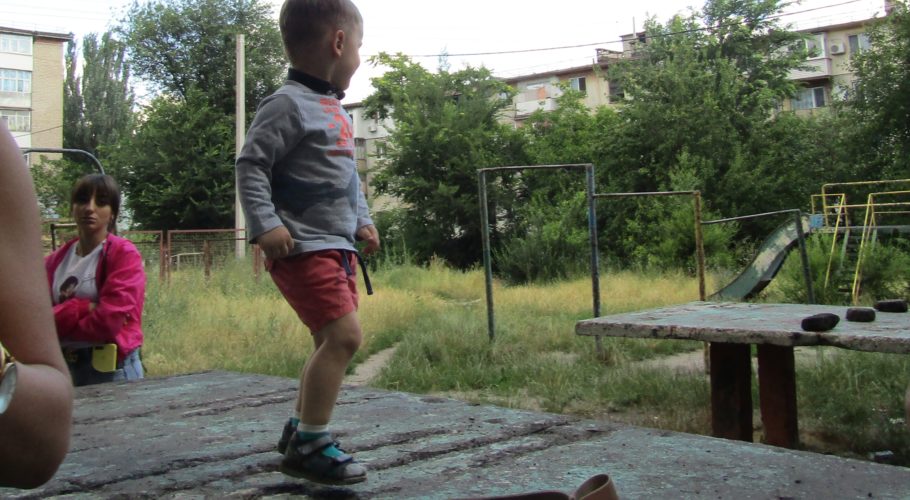 Серіали Кам’янського: продовження інциденту зі знесеним дитячим майданчиком і зачароване джерело
