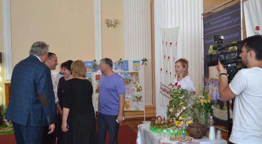 Латання доріг, привітання лікарів, смердючі струмки та джерела питної води в Кам’янському