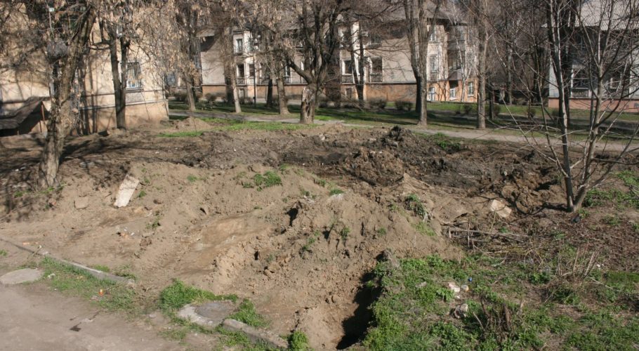 Чому в Кам’янському не візьмуть та не позасипають отих ям від погребів?