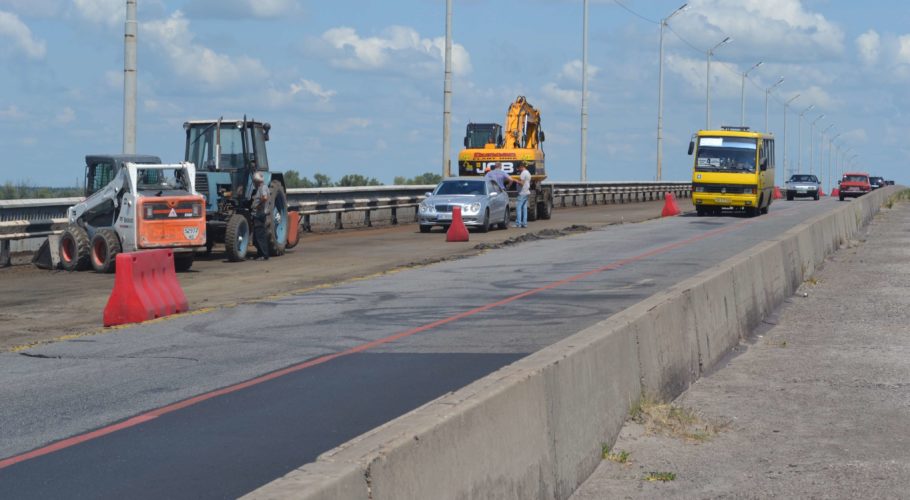 Ремонт на мосту в Кам’янському: кінець тісняві ще не скоро