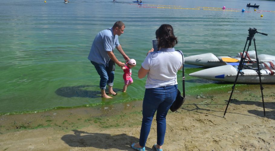 «Цвітіння» води в Дніпрі не турбує мешканців Кам’янського та медиків, що наглядають за купанням