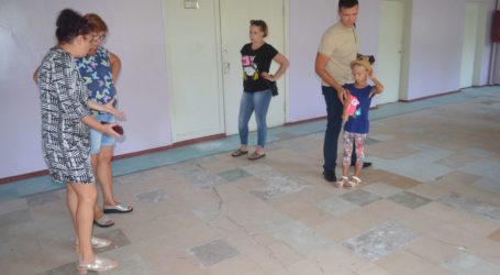 Батьки стурбовані тріщінами в іншому корпусі школи №20 і хочуть гарантій безпеки (+відео)