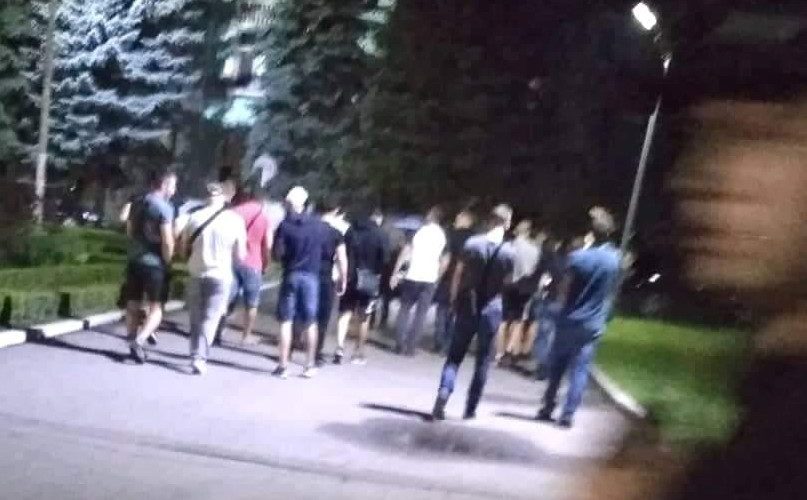 В Каменском кандидат в нардепы пришел в окружком с группой «титушек» с журналистскими удостоверениями газеты «Событие сегодня»