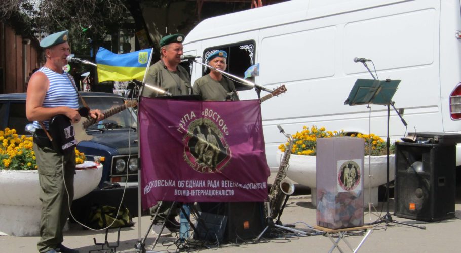 Закриття купального сезону, співи біля базару та подарунки від земляків у Кам’янському