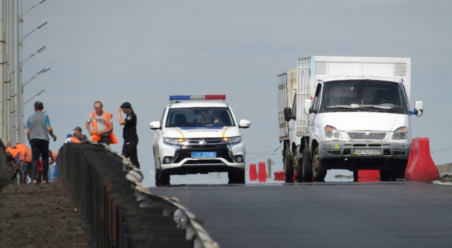 Ранкова погоня в центрі Кам’янського, випробування нового асфальту та руйнування старого на мосту через Дніпро