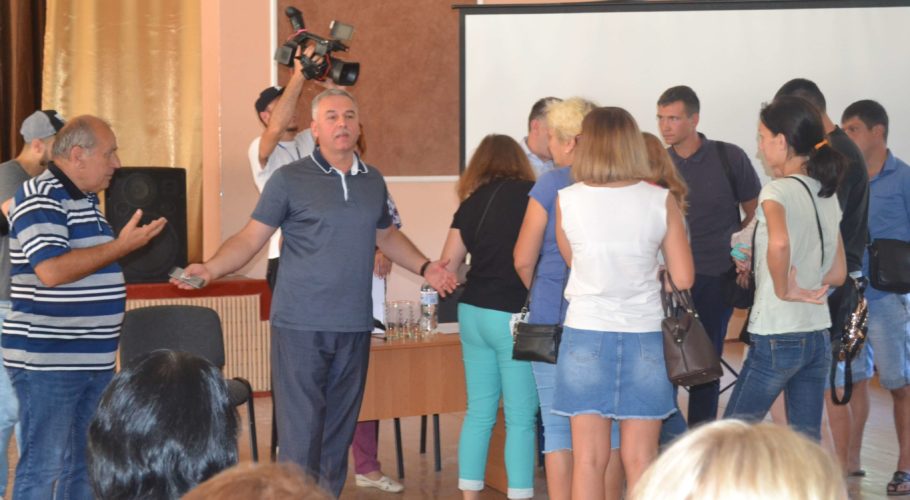 Поки люди мітингують, покрівля школи №20 в Кам’янському може полетіти геть