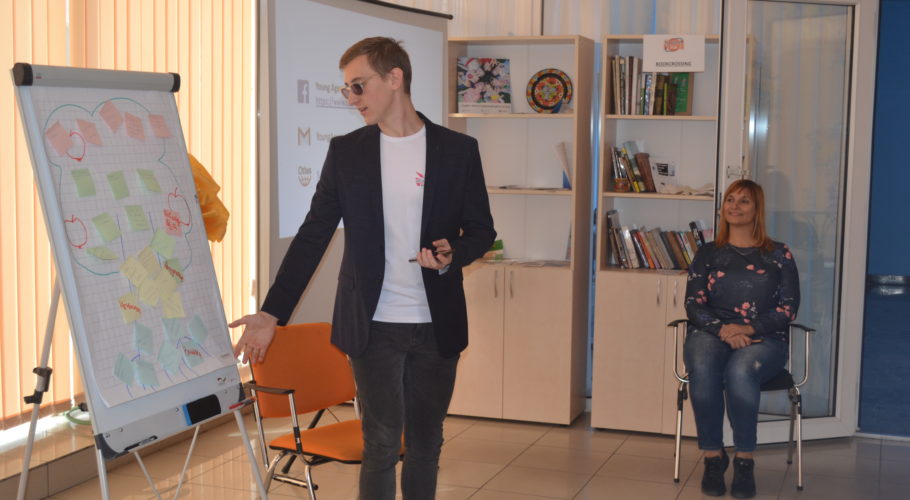 Школа молодих лідерів проходить в молодіжному хабі Кам’янського