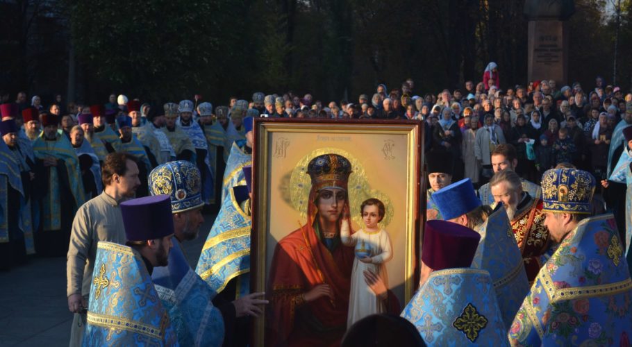 Козацькі розваги та православний перфоманс з чудотворною іконою в Кам’янському (фоторепортаж)
