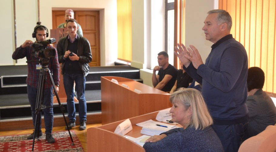 Жовтнева сесія міської ради Кам’янського почалась з мітингів та депутатського демаршу