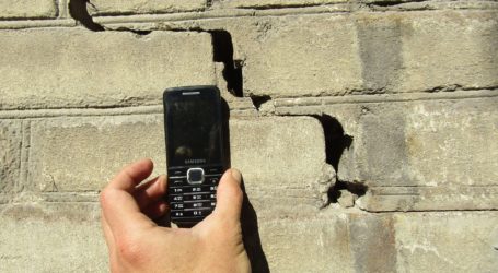 Мешканці будинку в Кам’янському гадають, чого діждуться раніше: обвалу чи акту про обстеження?