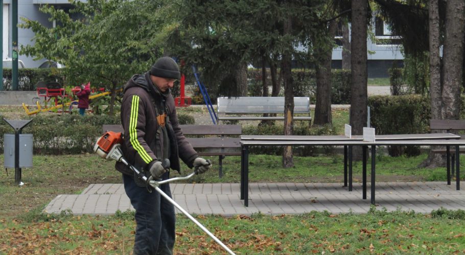 Кам’янське запускає опалення та продовжує боротись з бур’янами