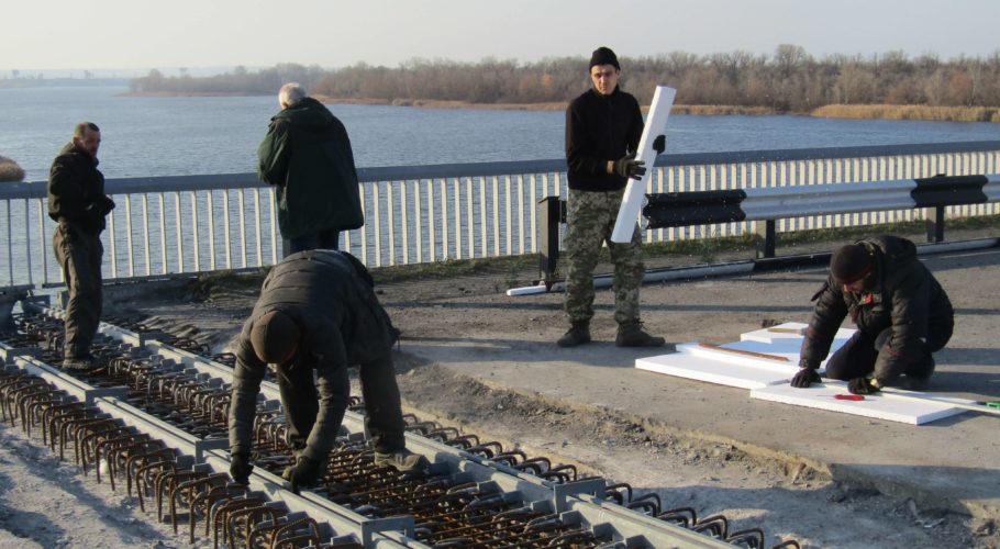 Наближається завершення ремонту деформаційних швів на мосту в Кам’янському