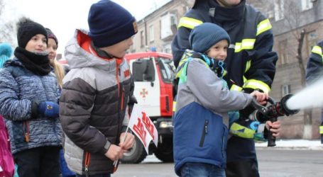 Рятувальники в Кам’янському отримали від мешканців міста захисний одяг