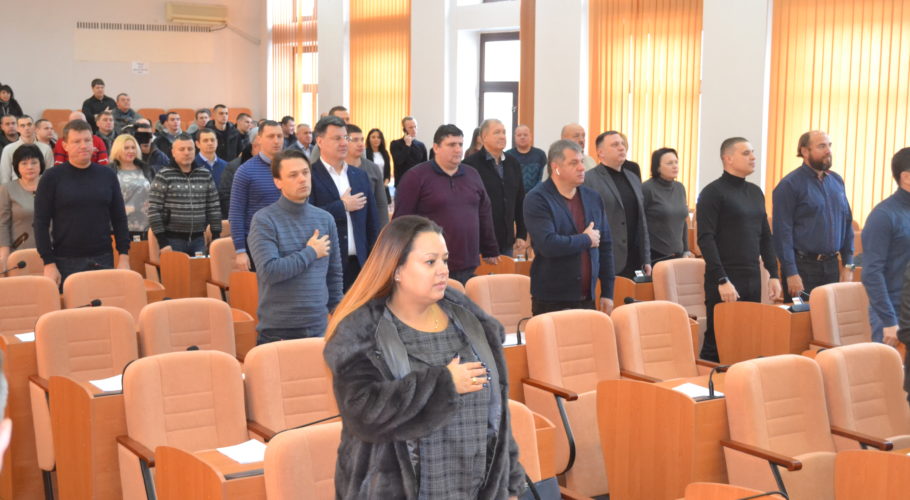 Позачергова сесія міськради Кам’янського: швидко гроші та повернення пораненого активіста
