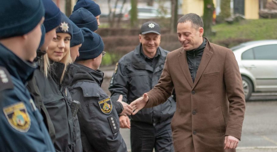 Новорічні подарунки від міського самоврядування Кам’янського дітям та поліцейським