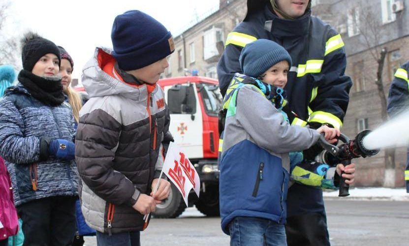Рятувальники в Кам’янському отримали від мешканців міста захисний одяг