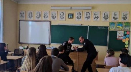 Мобільник – улюблена здобич зловмисників, нагадали поліцейські мешканцям Кам’янського