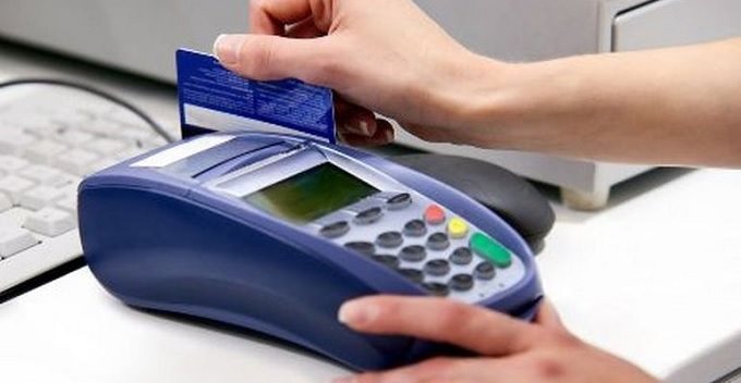 Хто заробляє, коли мешканці Кам’янського розраховуються банківською карткою