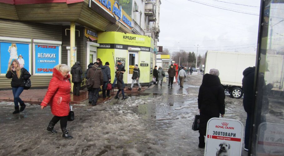 Поки сходить сніг, мешканці Кам’янського можуть замовляти ремонт тротуарів