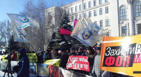 Підприємці Кам’янського разом з двома сотнями колег мітингували біля Дніпропетровської ОДА