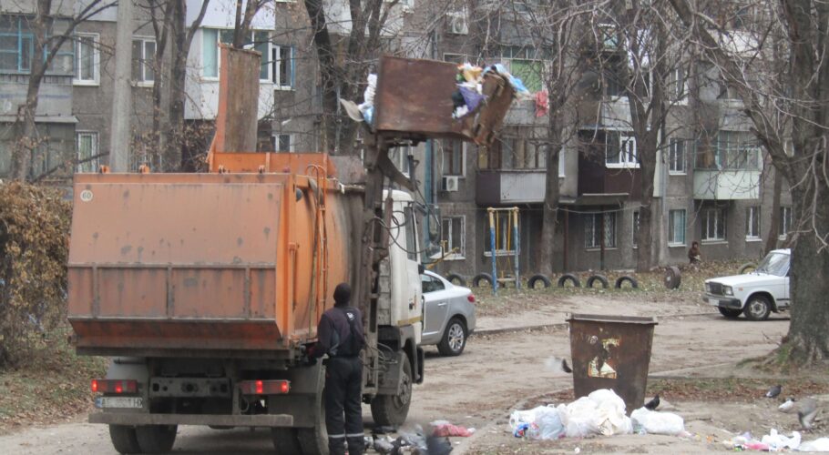 Про пісок, забруднення поверхневих вод та старі сміттєвози в Кам’янському
