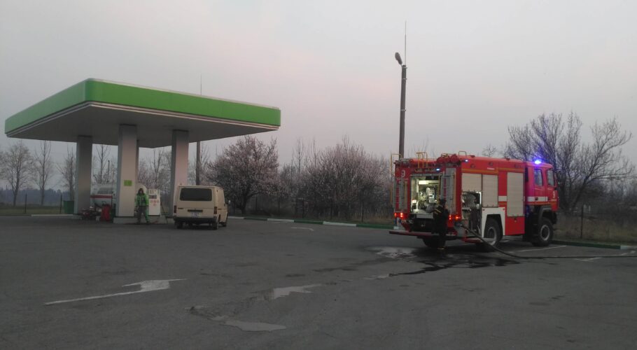 У Кам’янському підпалювачі бур’яну ледь не спалили заправку UPG (+ фоторепортаж)