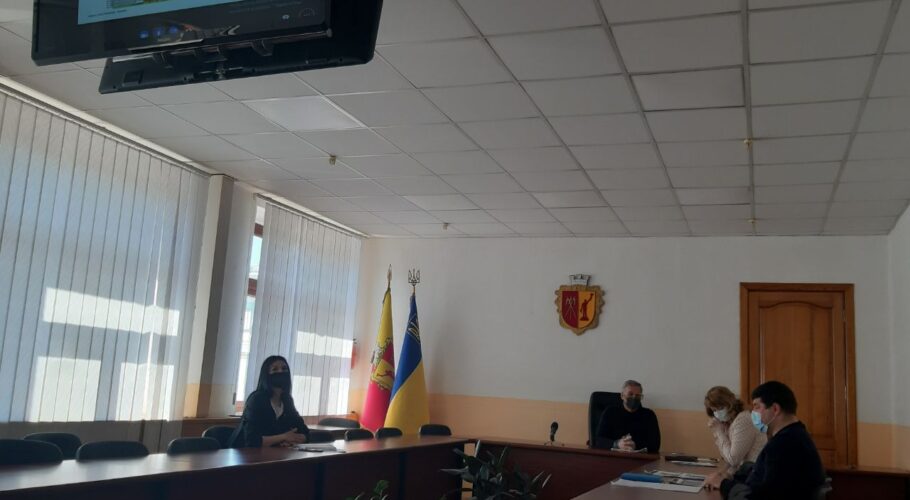В Каменском провели видеоконференцию по вопросу реконструкции школ, детских садов и больниц