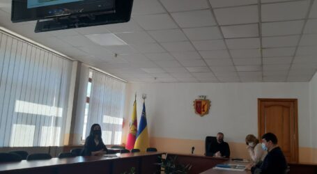 В Каменском провели видеоконференцию по вопросу реконструкции школ, детских садов и больниц