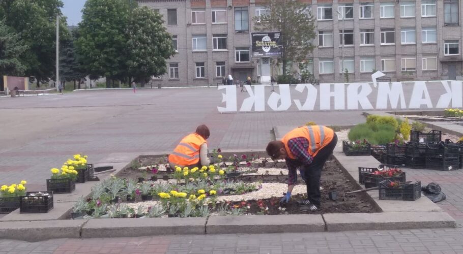 Квіти та бруківка в центрі Кам’янського, плани самоврядування щодо повітря та сміття