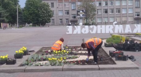Квіти та бруківка в центрі Кам’янського, плани самоврядування щодо повітря та сміття