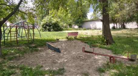 Ремонтувати лавки та гойдалки біля будинків збирається міська рада Кам’янського