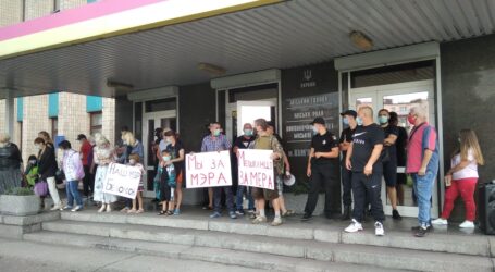 Акції «за» і «проти» та гаджети замість паперів: у Камянському проходить сесія міськради