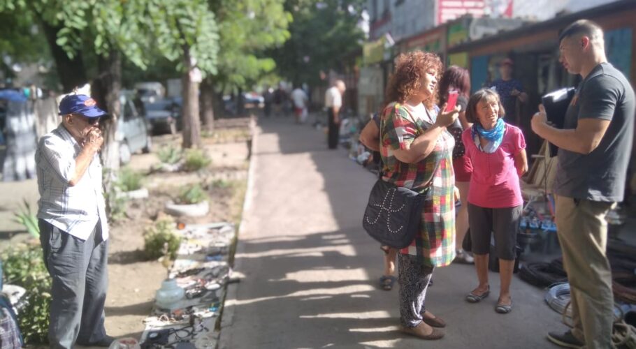 Підприємці зі «стихійки» на Тагільській сперечаються з комунальниками про те, хто в Кам’янському влада