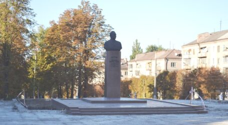 Бюст Брежнєва в Кам’янському перенесуть трохи північніше
