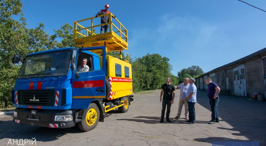 В трамвайном депо Каменского презентовали новый автомобиль для ремонта контактной сети