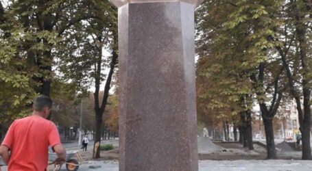 У Кам’янському бюст Брежнєва почистили та перенесли в тінь