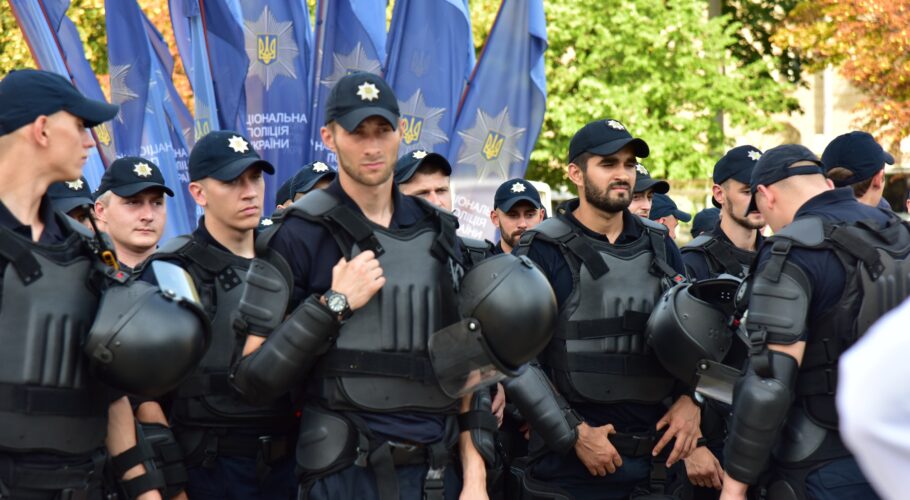 Будні поліції: напад на поліцейського в Кам’янському та соцопитування в Україні