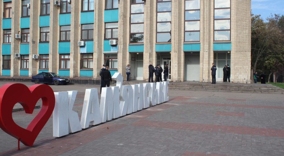 Только четыре партии попадают в горсовет Каменского