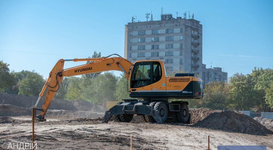 В Каменском продолжается строительство ледовой арены