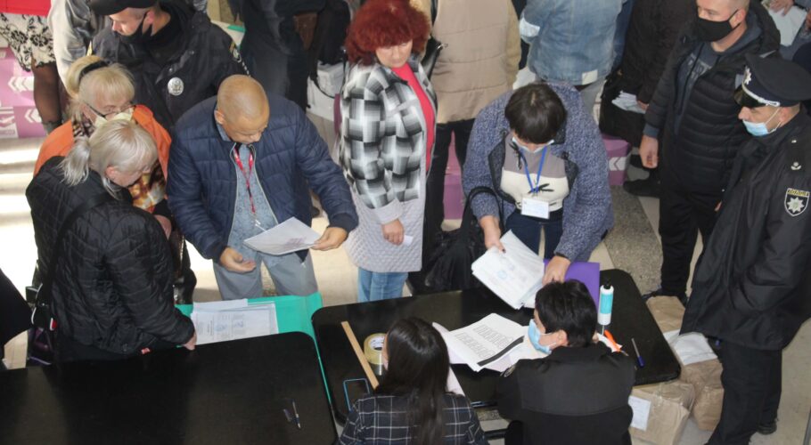 Важкий підрахунок голосів, впевнена перемога Білоусова та нервове очікування партійних результатів на виборах у Кам’янському