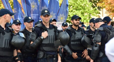 Будні поліції: напад на поліцейського в Кам’янському та соцопитування в Україні