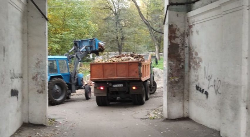 Прибирання опалого листя в Кам’янському: мешканці не скаржаться на дим