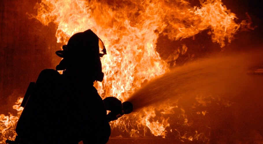 Полум’я відбирає життя людей в Кам’янському