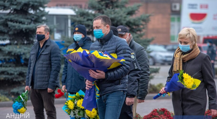У Кам’янському відбулася церемонія покладання квітів з нагоди Дня Гідності та Свободи