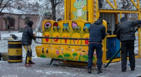 В парку Кам’янського демонтували дитячі атракціони